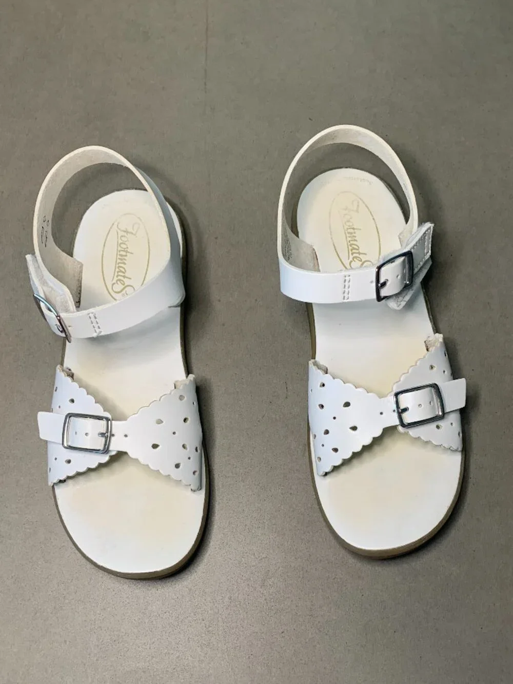 FootMates Girls White Leather Sandals Size 2 Velcro Scalloped